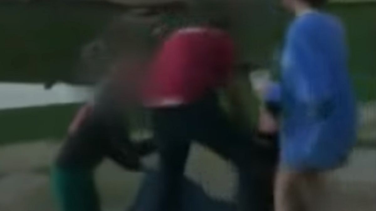Mężczyzna w średnim wieku zaatakował trzy nastolatki, które nie przestrzegały zasad "dystansu społecznego".