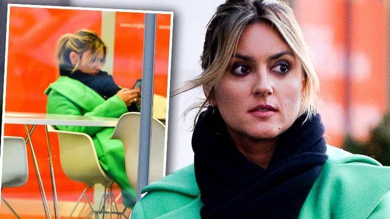 Karolina Szostak w zielonym płaszczyku w banku