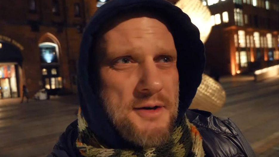 O. Adam Szustak odwiedził imprezowo-erotyczna dzielnicę Hamburga. Modlił się za pracujące tam prostytutki i klientów.