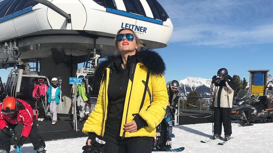 Karolina Szostak szusuje na nartach w Alpach. Fani są zaniepokojeni
