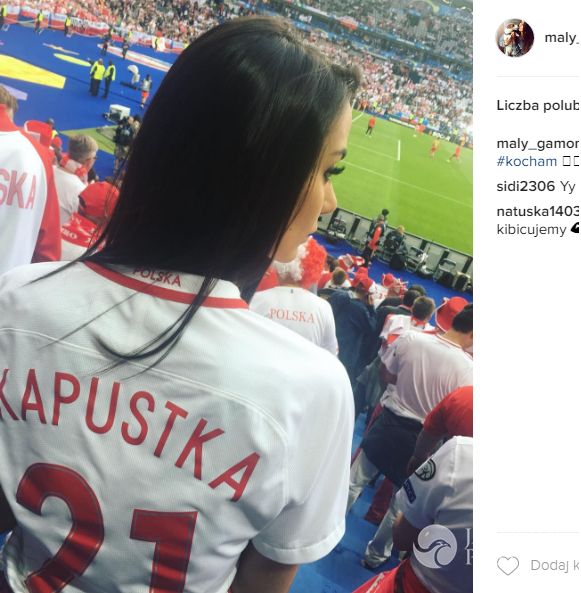 Klaudia Adamczyk, dziewczyna Bartosza Kapustki na trybunach podczas meczu Polska-Niemcy na EURO 2016