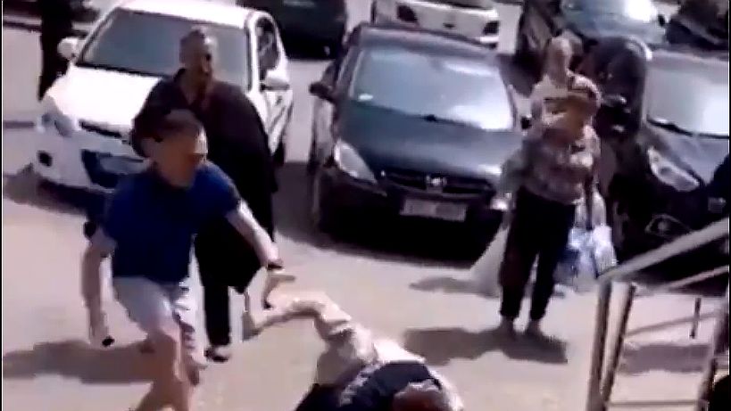 33-latek, który zaatakował nożem policjanta, usłyszał zarzuty