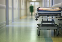 Ochroniarze wywieźli na wózku bezdomnego ze szpitala. Mężczyzna zmarł przed placówką