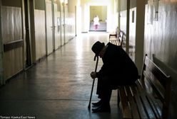 Szokujące nagranie ze szpitala. Ochroniarz siłą wyrzucił mężczyznę