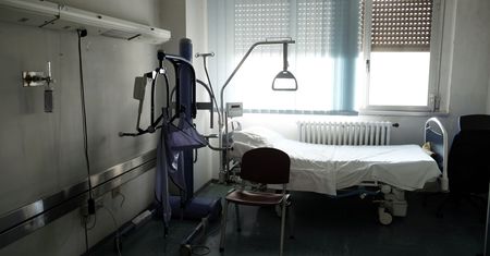 Chełmża. Była porwana, bita i gwałcona. Kobieta w w stanie zagrożenia życia trafiła do szpitala