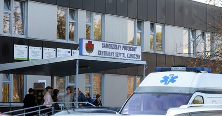 Koronawirus w Polsce. Izba przyjęć w szpitalu Banacha w Warszawie częściowo zamknięta