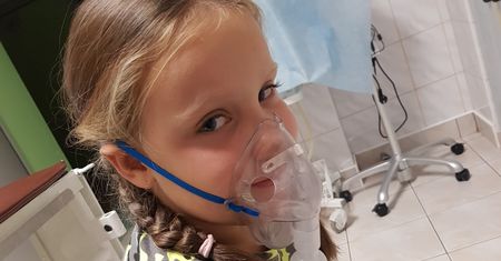 7-latka z dusznościami czekała na diagnozę. Lekarz miał oglądać mecz