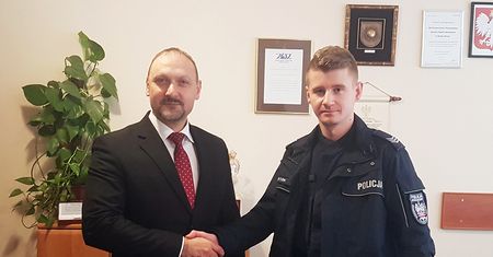 Szpital pochwalił się zatrudnieniem policjanta. Funkcjonariusz wozi pacjentów