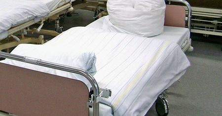 Współlokator podpalił staruszka przypiętego pasami. Postawiono mu zarzuty