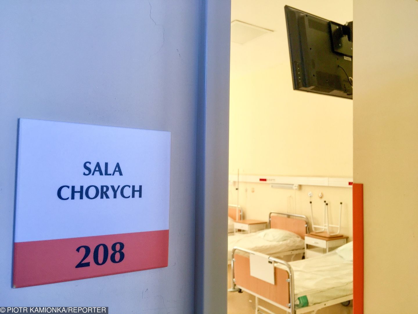 Pacjent spędził kilka godzin w obecności zmarłych (zdjęcie ilustracyjne) 
