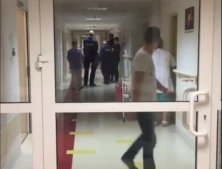 Policja nie pozwalała matce z noworodkiem opuścić Szpitala Bielańskiego