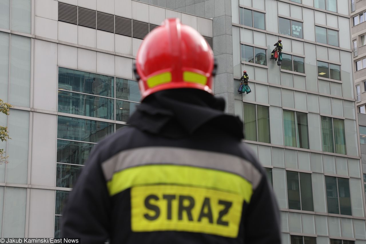 Warszawa. Spadł fragment szyby z hotelu InterContinetal. Spore utrudnienia w centrum