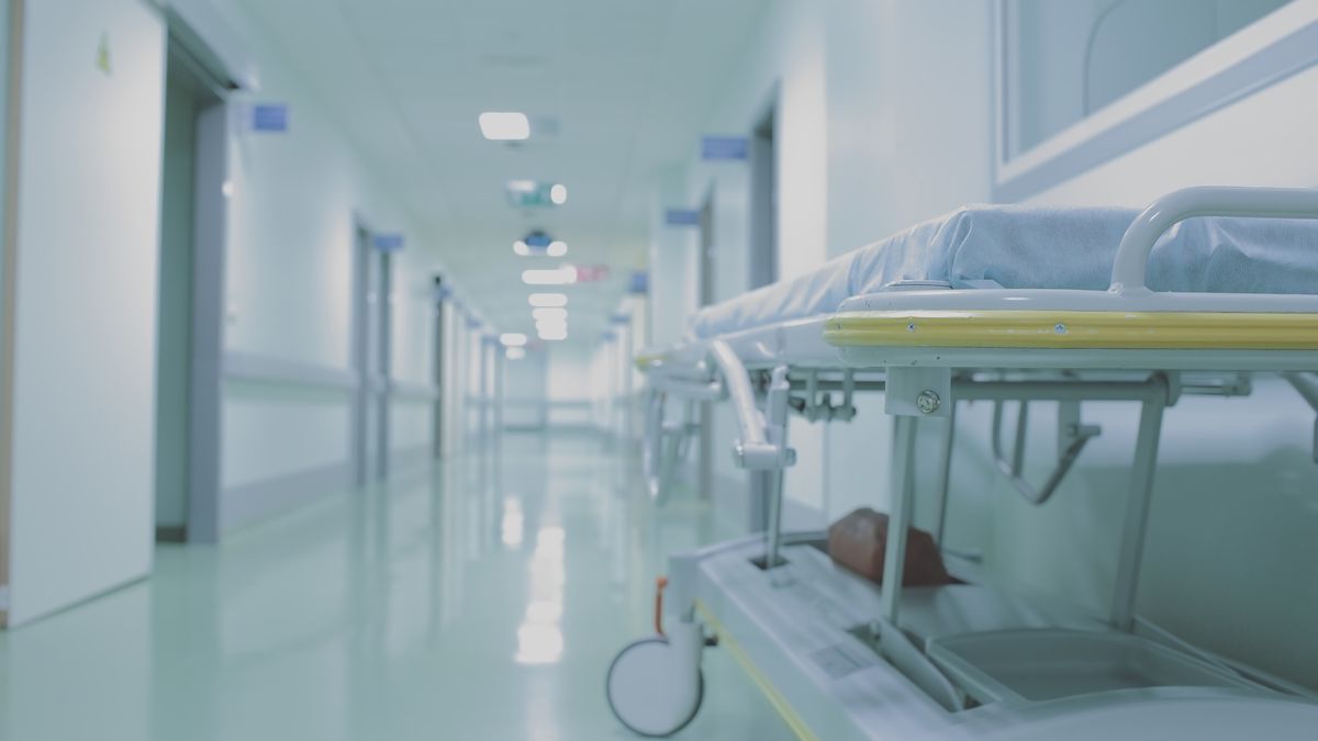 Zarażony pracownik trafił do specjalistycznego szpitala w Warszawie.  