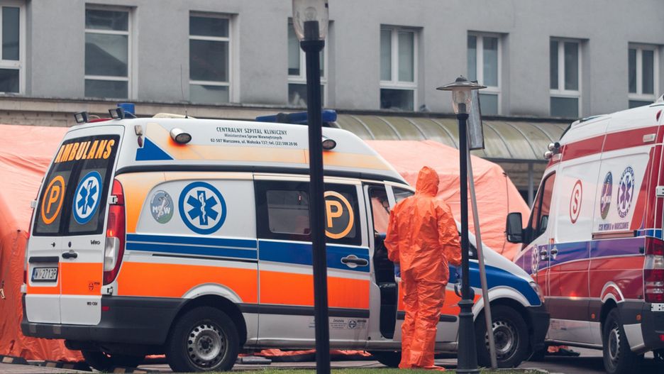 Koronawirus w Warszawie. Specjalne namioty rozstawione pod szpitalem MSWiA.