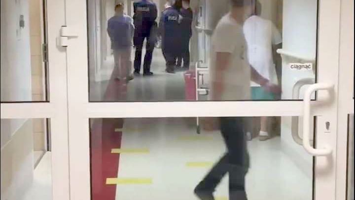 Do szpitala we Wrocławiu, gdzie przebywają ewakuowani z Wuhan Polacy, notorycznie próbują przedrzeć się osoby niepowołane. Służby są w gotowości, doszło do kilku zatrzymań.