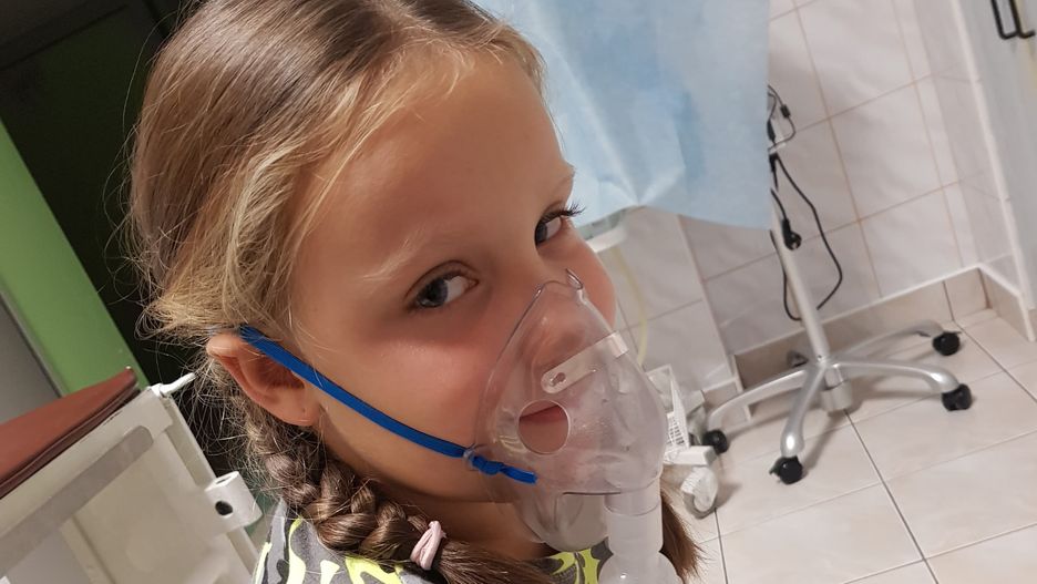 7-letnia dziewczynka czeka na diagnozę lekarza