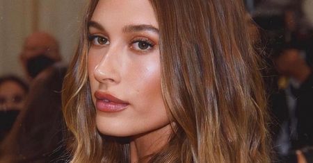 Hailey Bieber wylądowała w szpitalu! "Schorzenie wpłynęło na sposób, w jaki się poruszała". Doniesienia brzmią niepokojąco