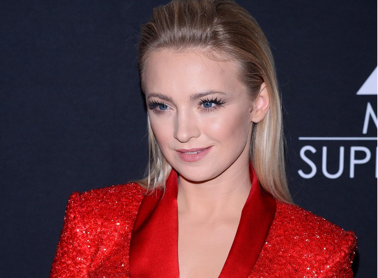 Miss Polski 2019. Barbara Kurdej-Szatan w czerwonym garniturze