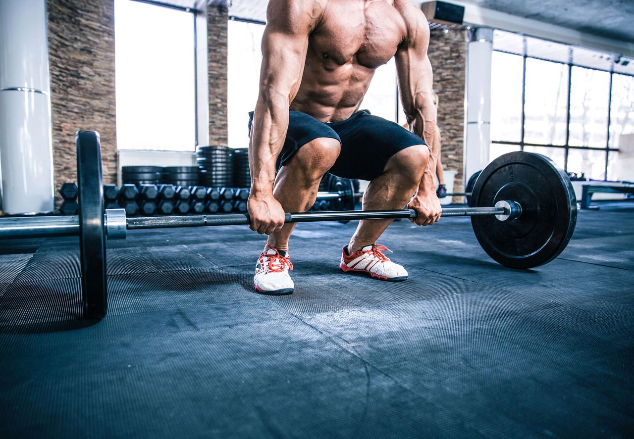 Front squat - sposób wykonywania i efekty przedniego przysiadu ze sztangą