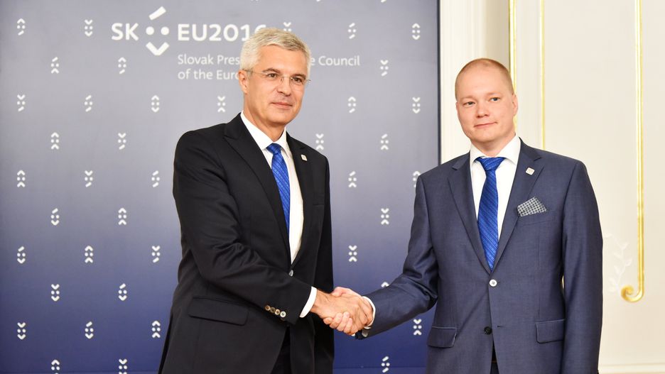 Samuli Virtanen (z prawej) miał wyjechać w bagażniku z rezydencji premiera Finladnii