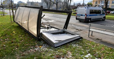 Wrocław. Areszt dla kierowcy, który wjechał w matkę z dziećmi na przystanku i uciekł
