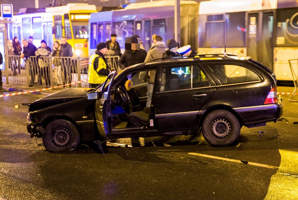 Samochód wjechał w przystanek w Szczecinie. Pięć osób rannych