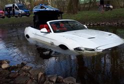 Koszalin. Warte blisko 100 tys. złotych auto wpadło do rzeki