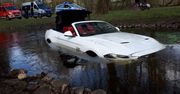 Koszalin. Warte blisko 100 tys. złotych auto wpadło do rzeki
