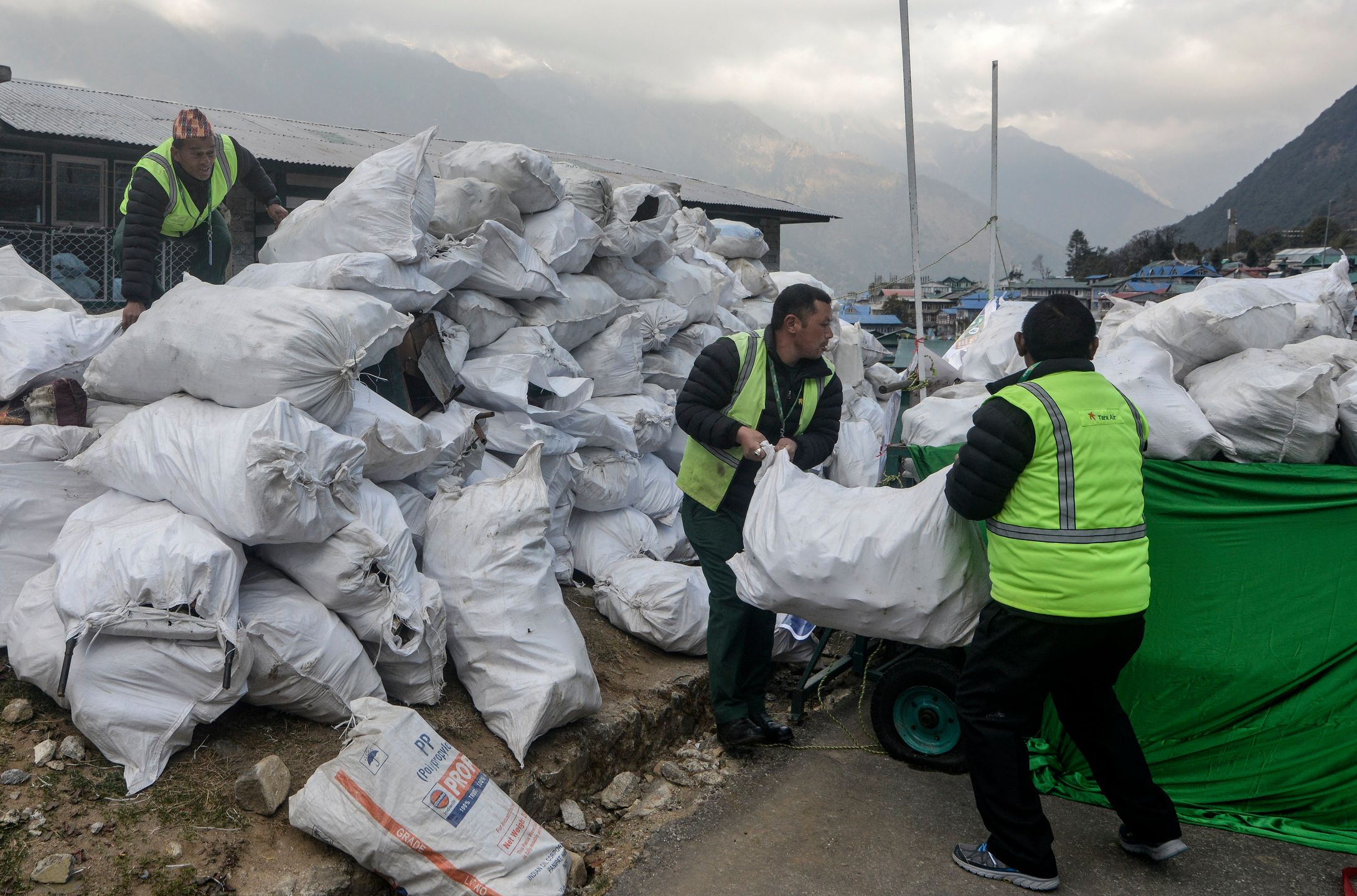 Sortowanie odpadów zebranych podczas tegorocznej kampanii sprzątającej Mount Everest 
