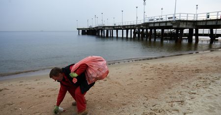 Od dziecięcych wózków, przez bieliznę, po pieniądze. To znajdują sprzątający na plażach