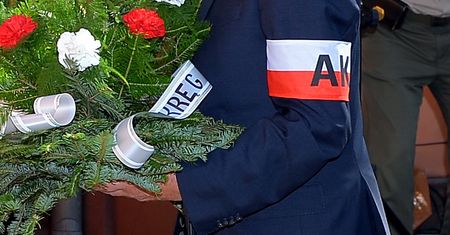 Powstanie Warszawskie – 1 sierpnia. Niemcy opuszczają flagi na znak wstydu i żałoby oraz uczczenia pamięci tysięcy ofiar Powstania Warszawskiego