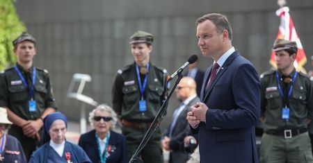 Dyrektorzy z TVP z odznaczeniami. Andrzej Duda wyróżnił Dawida Wildsteina i Piotra Gursztyna