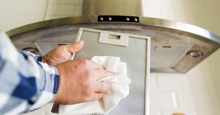 Jak wyczyścić tłusty okap? Wystarczą 2 minuty i będzie lśnił jak nowy