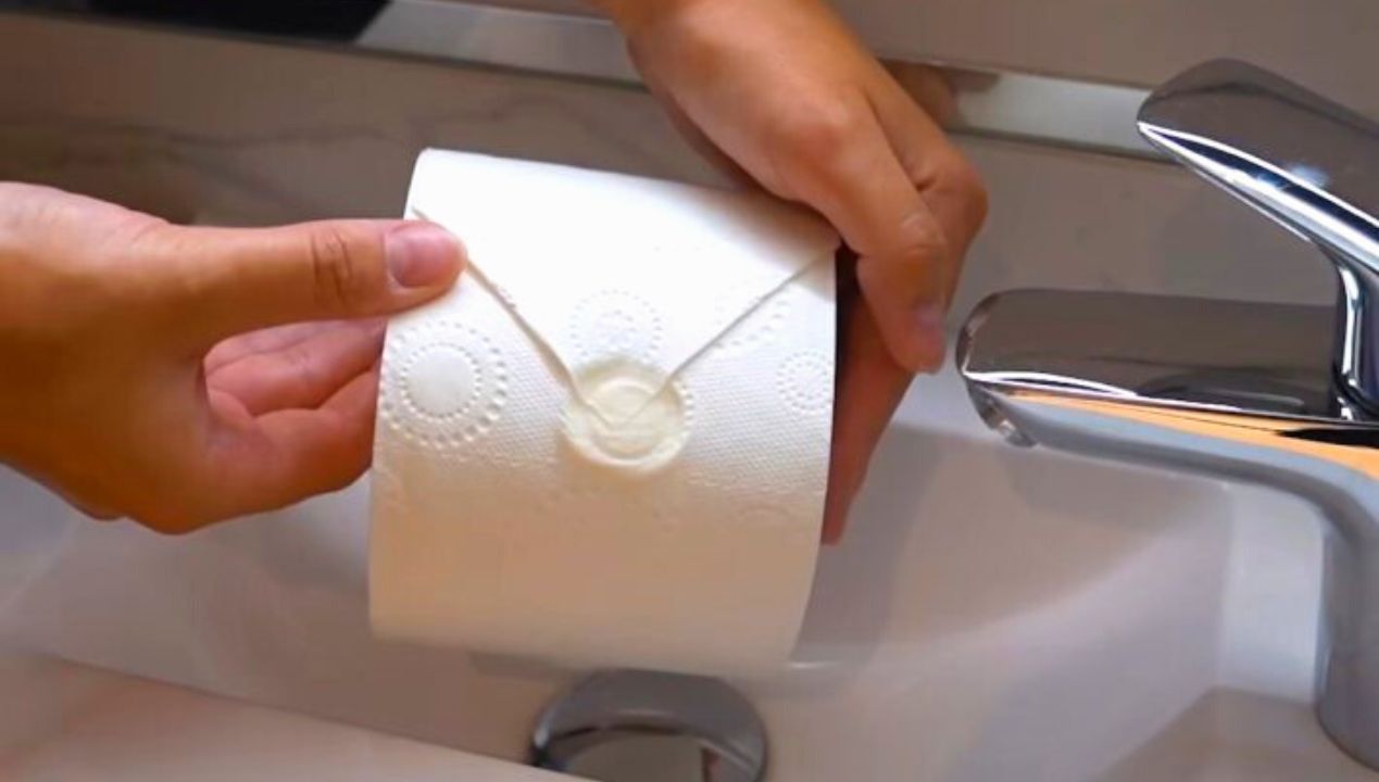 Use hotel maid hacks for easy cleaning: Make your own blinds duster and the perfect toilet roll