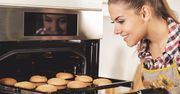 Nie rezygnuj z pierników. Podpowiadamy, jak usunąć ciężkie zabrudzenia z blaszki do pieczenia