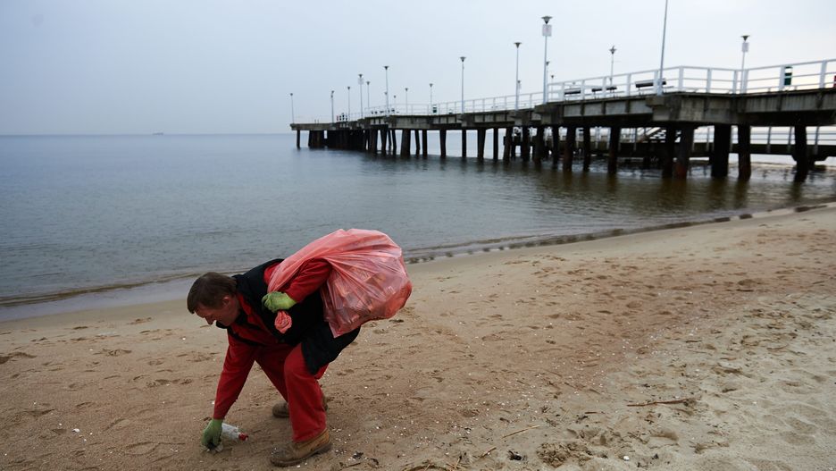 Ludzie zostawiają na plażach nie tylko plastikowe butelki i puszki po piwie. Zdjęcie ilustracyjne.