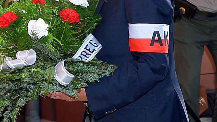 Powstanie Warszawskie – 1 sierpnia. Niemcy opuszczają flagi na znak wstydu i żałoby oraz uczczenia pamięci tysięcy ofiar Powstania Warszawskiego