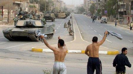 Powitanie wojsk koalicji w Bagdadzie (fot. PAP/EPA)