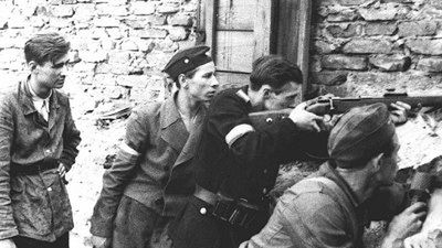Powstańcy na ulicach Warszawy