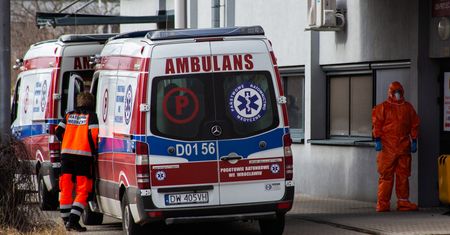 Koronawirus w Polsce. Nowe rozporządzenie ministra zdrowia Łukasza Szumowskiego ws. leczenia zakażonych