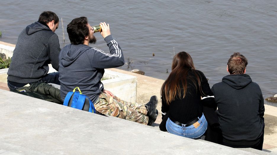 Epidemia epidemią, ale na bulwarach nad Wisłą i tak imprezują ludzie - zdjęcie z wczoraj, 18.03.2020 r.