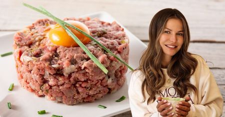 Tatar Anny Lewandowskiej to kultowa przekąska w wersji fit. Znana trenerka robi go nieco inaczej