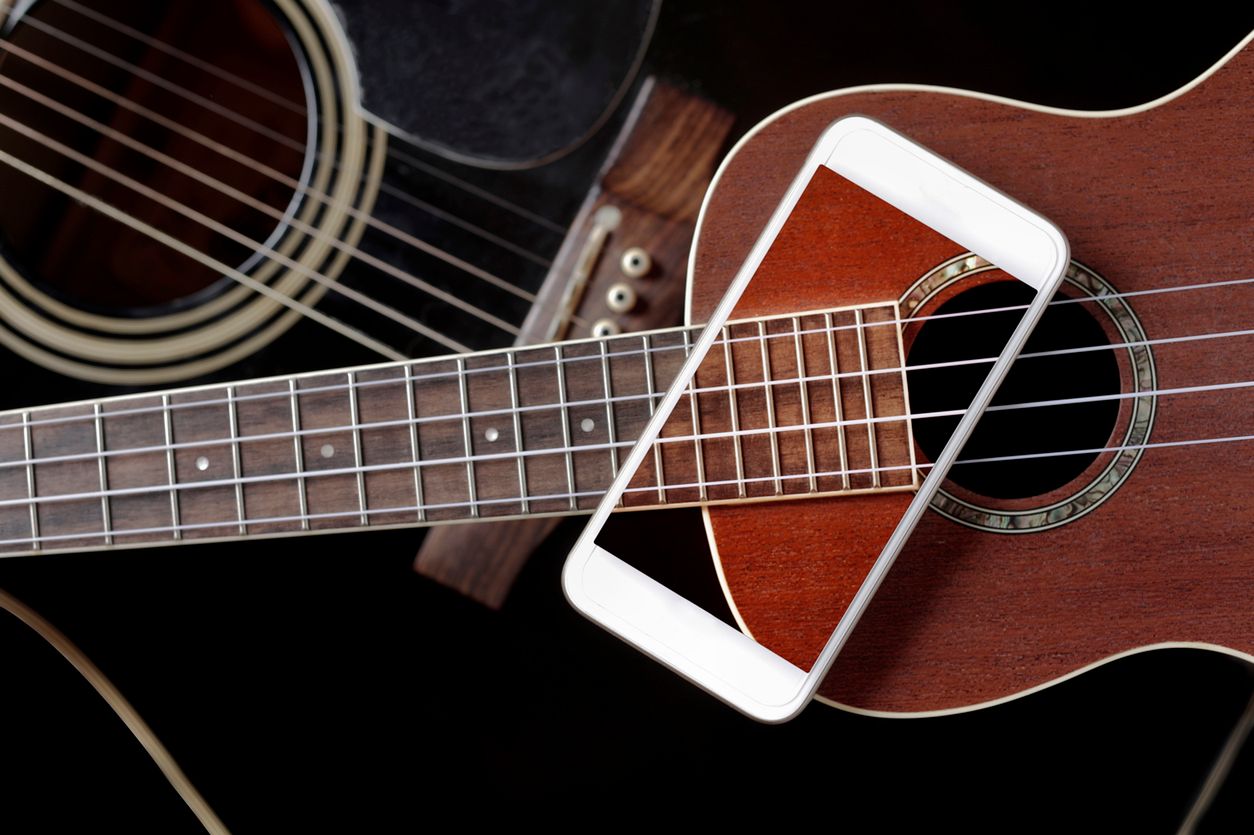 Nauka gry na gitarze - aplikacje, które w tym pomogą