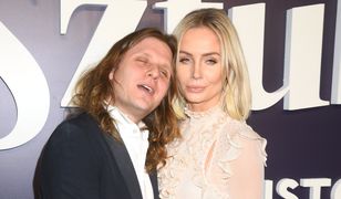 Zmęczony Piotr Woźniak-Starak na premierze filmu