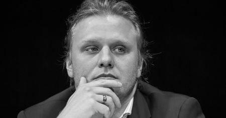 Pochówek Piotra Woźniaka-Staraka. Decyzja wójta Giżycka budzi kontrowersje. "To trudne"