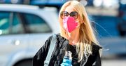 Agnieszka Woźniak-Starak w drodze do pracy. Ma na sobie maseczkę i rękawiczki
