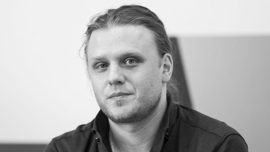 Piotr Woźniak-Starak został pochowany na terenie posiadłości rodzinnej w Fuledzie w gminie Giżycko
