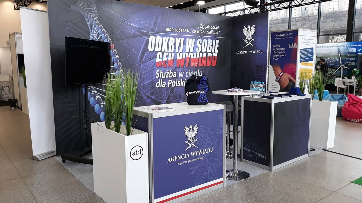 Tak prezentuje się stoisko Agencji Wywiadu na targach pracy.