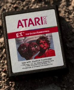 Ta gra była tak słaba, że ją… zakopano? Niezwykła historia “E.T.” i upadku Atari