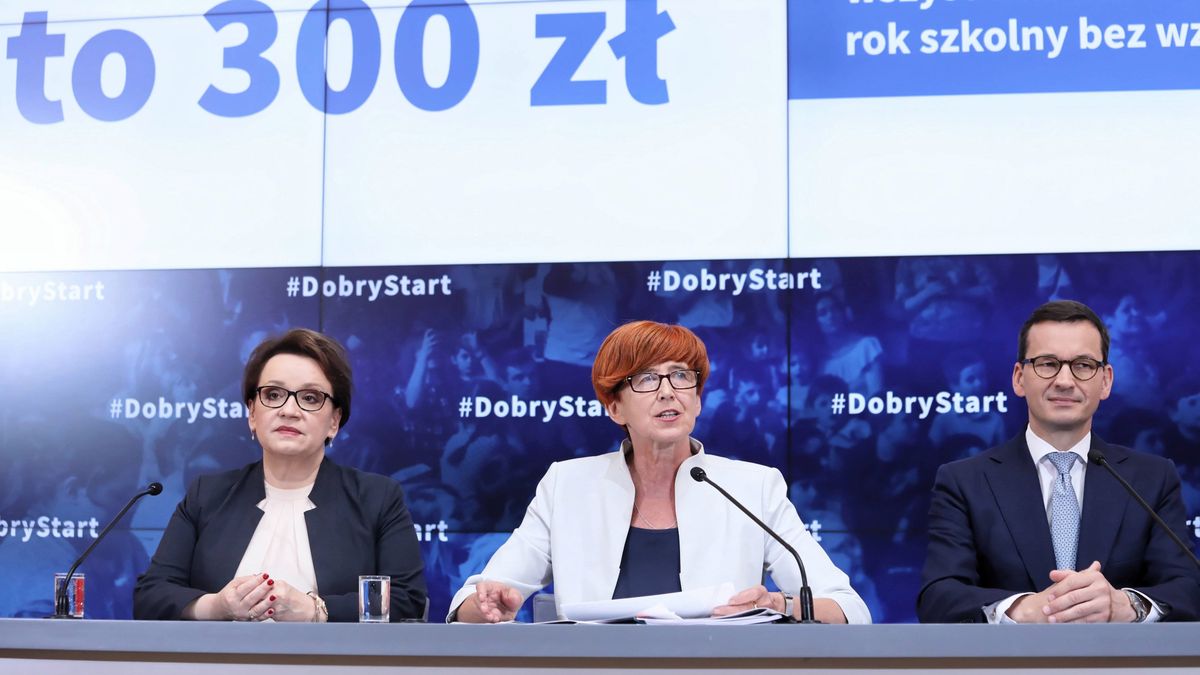 Premier Mateusz Morawiecki, minister rodziny, pracy i polityki społecznej Elżbieta Rafalska oraz minister edukacji narodowej Anna Zalewska podczas konferencji prasowej "Dobry Start – 300 Dla Ucznia".